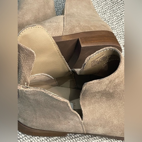 Steve Madden Tan Ankle Booties with Elastic Panels - Picture 16 of 16